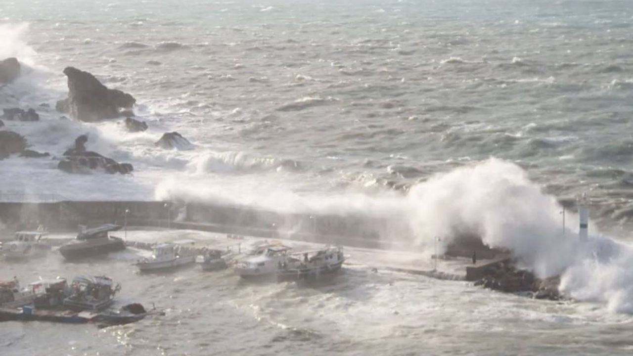 Antalya'da dev dalgalar bir tekneyi batırdı