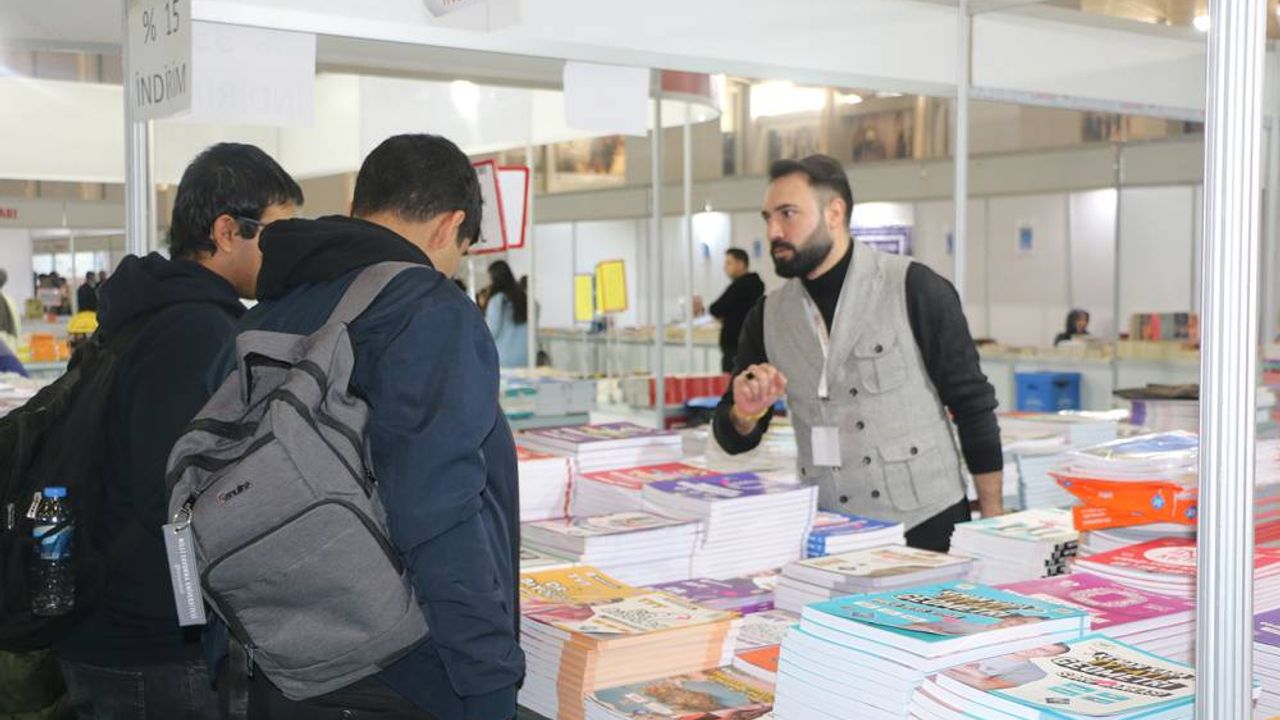 Kitapçılar: İnsanlar fiyatlardan dolayı kitaplara ulaşmada problem yaşıyor