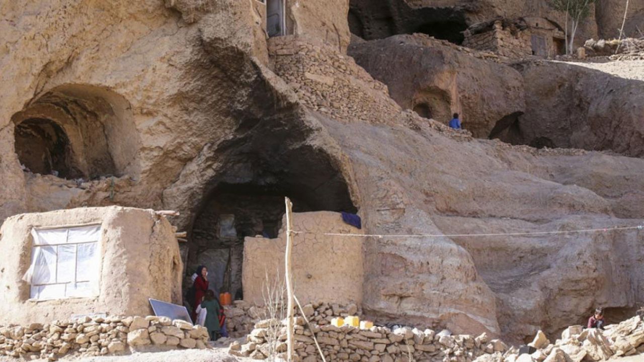 Afganistan'da Binlerce Aile Mağaralarda Zorlu Bir Yaşam Sürdürüyor