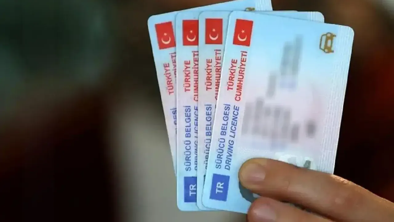 Eski Tip Ehliyetler İçin Son Gün 31 Ekim: Yenilemeyenler 7 Bin TL'den Fazla Ödeyecek