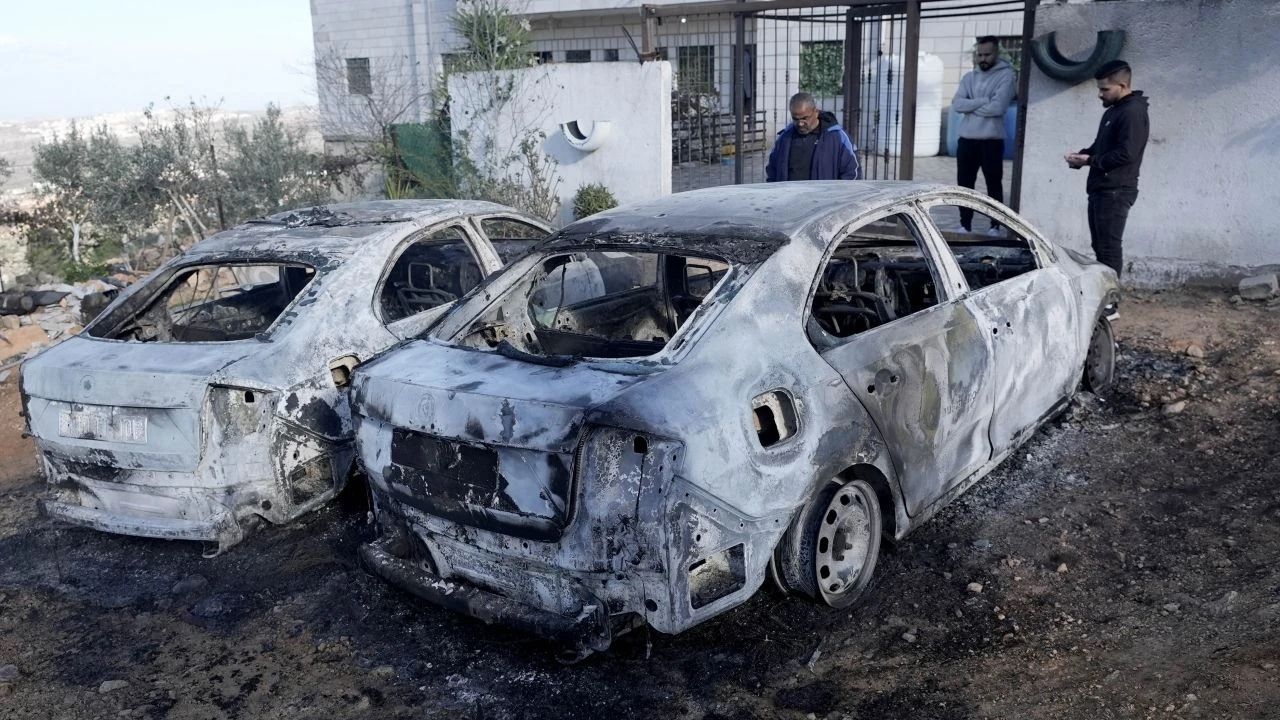 İşgalci Siyonistler Batı Şeria’da Terör Estiriyor: Filistinlilerin Araçlarını Ateşe Verdiler!