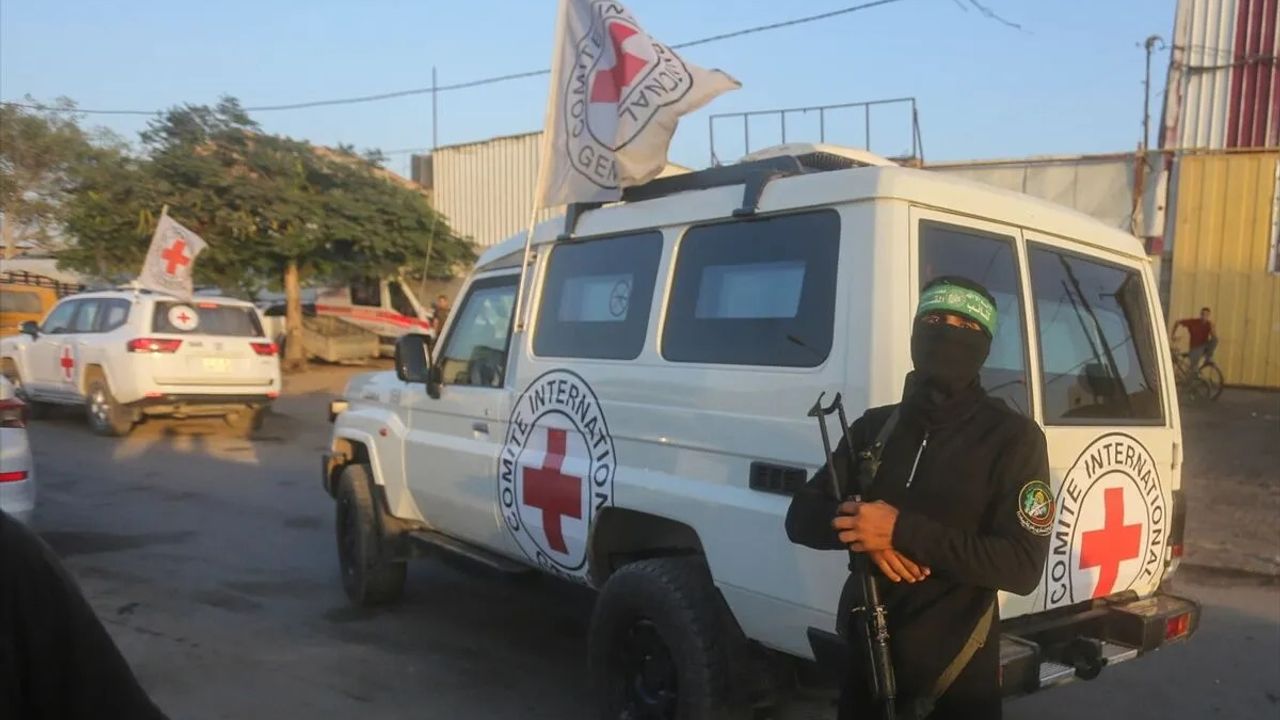 Kassam Tugayları, iki işgalci esirin cenazesini Kızılhaç’a teslim etti