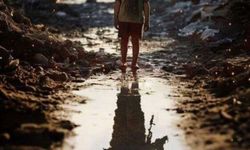 Dünya Tağutlarına ve Münafık Araplara Meydan Okuyan Küçük Ebu Ubeyde! Filistin Kalbinde Yankılanan Cesaret Dolu Mesaj