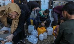 Gazzeliler günlük 2 litre su için saatlerce kuyrukta bekliyor