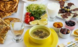 Sağlıklı bir beslenme düzeni için İftar yemeği yavaş yavaş ve küçük porsiyonlar halinde yenmeli