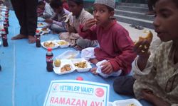 Yetimler Vakfı, Bangladeş'te medrese öğrencilerine iftar yemeği verdi