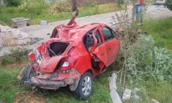 Samsun'da Korkunç Kaza: Otomobil Ev Avlusuna Uçtu, 2 Kişi Ağır Yaralı