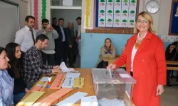 Altınova'da 'Topuklu Efe' Yasemin Fazlaca Belediye Başkanı Seçildi: CHP'nin Kesin Zaferi