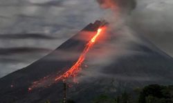 Endonezya'daki Ibu Yanardağı Patladı: Kül Saçma Tehlikesi