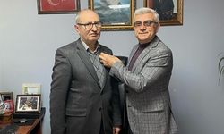 Muhtarlık rozetlerini Mustafa Kandemir taktı