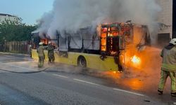 İstanbul Sultanbeyli'de Seyir Halindeki İETT Otobüsü Alev Aldı