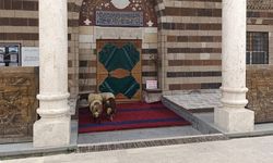 Van'daki Tarihi Hüsrev Paşa Camii'ne Koyunlar İçeri Girdi
