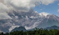 Endonezya'nın Merapi Yanardağı'nda Patlama: 7 Köy Külle Kaplandı