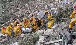 Tayvan'daki 7.4 Büyüklüğündeki Depremde Ölü Sayısı 12'ye Yükseldi, 671 Kişi Mahsur"
