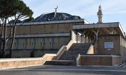 Türkiye'de Arapça Tabelaları İndirenler İtalya'da Camileri Kapatıyor
