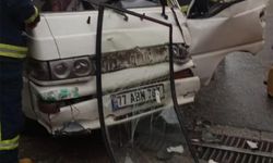 Yalova'da bir aracın karıştığı kazada sürücü kabininde sıkıştı!