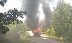 Yalova’da Minibüs Alev Aldı: Yangın Sonucu Araç Kullanılamaz Hale Geldi