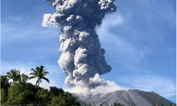 Endonezya'da Ibu Yanardağı Patladı: Yoğun Kül Bulutları Havaya Püskürdü