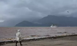 Marmaris’i Sağanak Vurdu: Sokaklar Su İçinde, Denizin Rengi Değişti