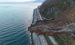 Heyelan Nedeniyle Kapanan Karadeniz Sahil Yolu Tek Şeritli Olarak Ulaşıma Açıldı