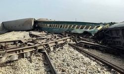 Pakistan’da Yolcu Treni Raydan Çıktı: Seferler Askıya Alındı