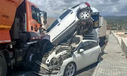 Silifke’de kontrolden çıkan kamyon zincirleme kazaya yol açtı.