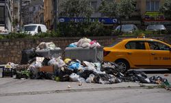 Konak'ta Grev Nedeniyle Sokaklarda Çöpler Birikti.