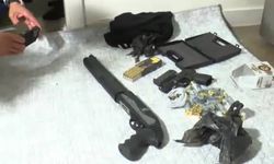 Diyarbakır'da "Narko Hançer" Operasyonu: 9 Gözaltı, Silah ve Uyuşturucu Ele Geçirildi.