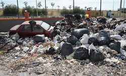 İzmir'de Atıklar Sokakları Kapladı: Araç Geçişi Zorlaştı, Esnaf Yangın Endişesi Taşıyor