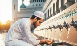 Simsiyah kalabalıkta parlayan yüzler