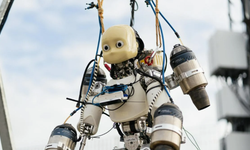 Jet Motorlu Robot İlk Kez Havalandı!