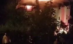 Yalova'da 3 Katlı Binanın Çatısında Yangın Paniği