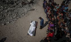 Haaretz Yazarı Harel: “İsrailliler Yemek İzliyor, Gazze’de Masumlar Ölüyor”