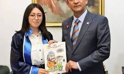 Özgür Özel’den Leman’a Destek: Peygamber Karikatürünü “Hediye” Olarak Aldı!