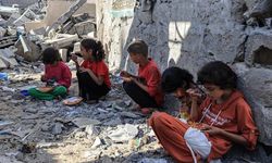 Gazze’de Her Gün Bir Sınıf Dolusu Çocuk Katlediliyor.