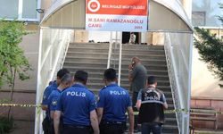 Camide namaz kılan adam boğazı kesilerek öldürüldü.