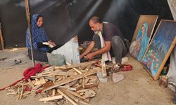 Gazze’de yaşam mücadelesi: Tablolarının çerçevelerini yakıyor
