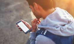 Boyun Ağrılarının Yeni Nedeni: Uzun Süre Telefon Kullanımı