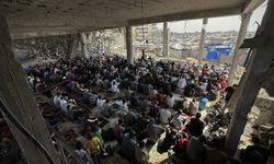 Gazze’de Umudun Secdesi: Filistinliler Aylar Sonra Cuma Namazında!