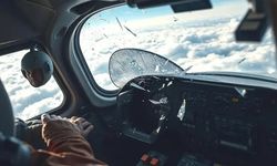 Havada Korku Dolu Anlar! Boeing 737’nin Camı Çatladı, Pilot Yaralandı