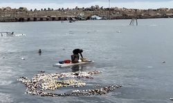 İsrail donanması Gazze’de 5 balıkçıyı alıkoydu.