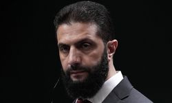 Şara’dan loyalistlere uyarı: “Lüks arabalarla değil, halkla yürüyün”