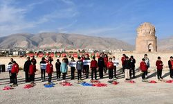 Hasankeyf’te çocuklar, Filistinli kardeşleri için uçurtma uçurdu
