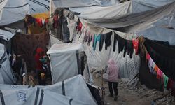 Gazze’de hayat enkaz arasında sürüyor