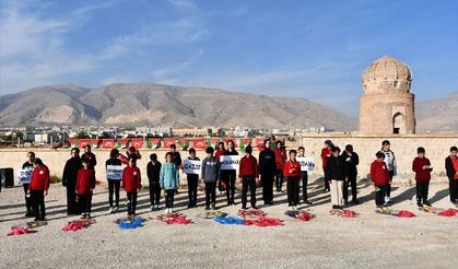 Hasankeyf’te çocuklar, Filistinli kardeşleri için uçurtma uçurdu