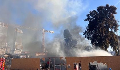 İzmir’de Şantiyede Büyük Yangın: Dumanlar Gökyüzünü Kapladı