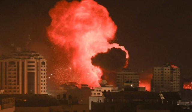 Gazze'de İsrail Savaş Uçaklarının Hedefindeki Evlere Saldırı: En Az 15 Filistinli Hayatını Kaybetti