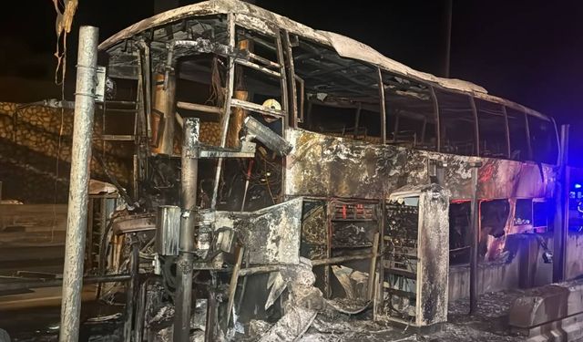 TAG Otoyolu'nda Korkunç Kaza: Otobüs Beton Bariyere Çarptı, 6 Yaralı