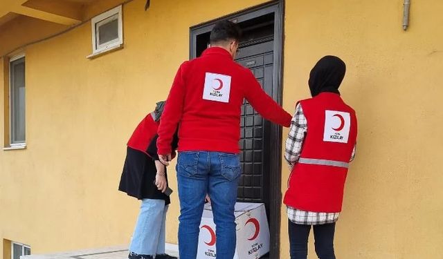 Yalova'da depremzede aileler, Türk Kızılayı tarafından ziyaret edildi