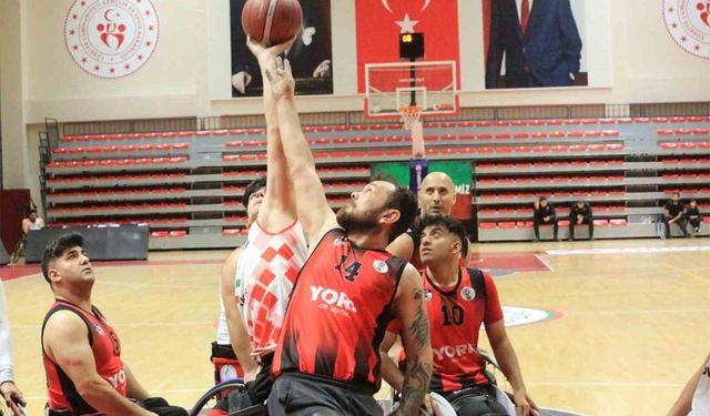 YOSK, 90. Yıl Spor Salonu'nda Gazişehir Gaziantep'e Farklı Yenildi